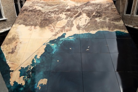 Ein gigantisches verglastes Satellitenbild, Architekturbiennale 2023