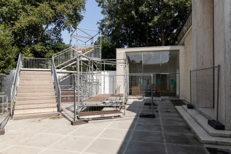 halbfertige Brückenkonstruktion österreichischen Pavillon Architekturbiennale 2023