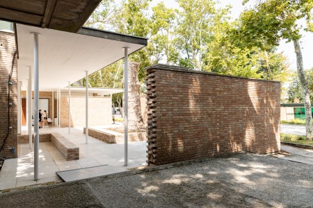geöffnete Mauer zwischen zwei Pavillons der Architekturbiennale 2023