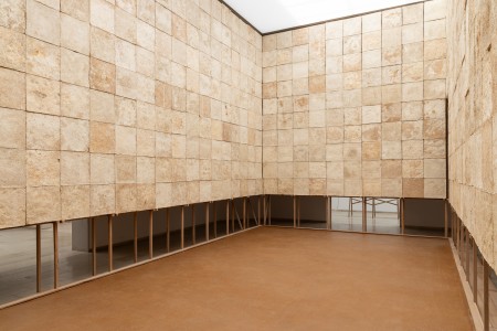 Wand aus getrocknetem Myzelium auf der Architekturbiennale 2023