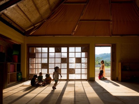 Klassenräume der Vorschule in Alto Anapati, Peru Licht fällt durch das große Fenster