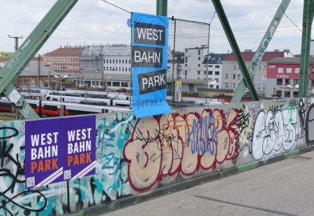Wien Westbahnpark Plakate auf einer Eisenbahnbruecke