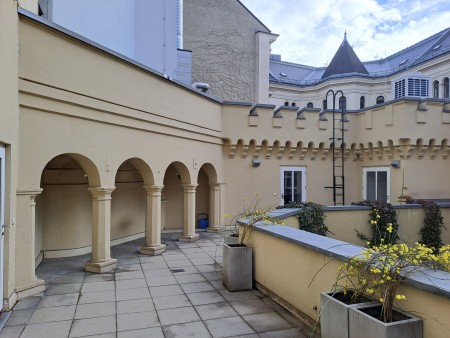 Bild 13 Herrengasse 4, Terrasse mit Arkade und Zinnen