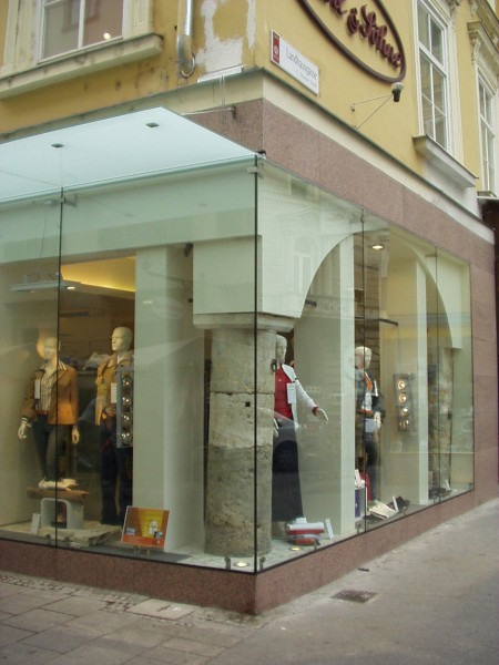 Schmiedgasse 8, Auslage mit Arkade, Graz 2024