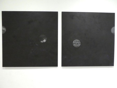 2 quadratische Fotos, schwarz mit Tränen, Indigo Tears Severin Hirsch 2023