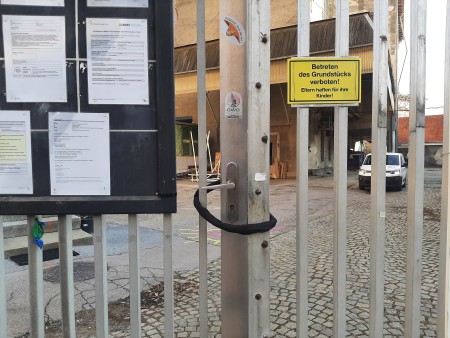 Graz Roesselmuehle mit verschlossenem Haupteingang