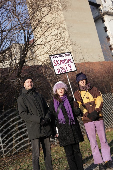Drei Menschen halten ein Plakat mit der Aufschrift Skandal um Rösi