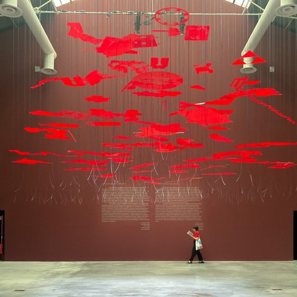 Rotes Projektmobile im Foyer der Architekturbiennale 2023