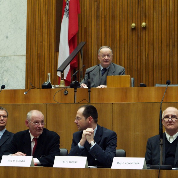 5 Männer im Sitzungssaal des Nationalrats bei der Enquete Architekturpolitik und Baukultur in Österreich 2004 