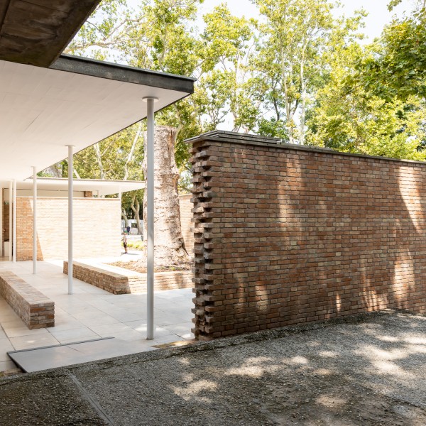 geöffnete Mauer zwischen zwei Pavillons der Architekturbiennale 2023