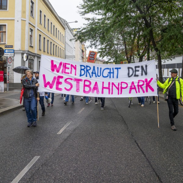 Massendemo für den Westbahnpark Foto Harald Leitner