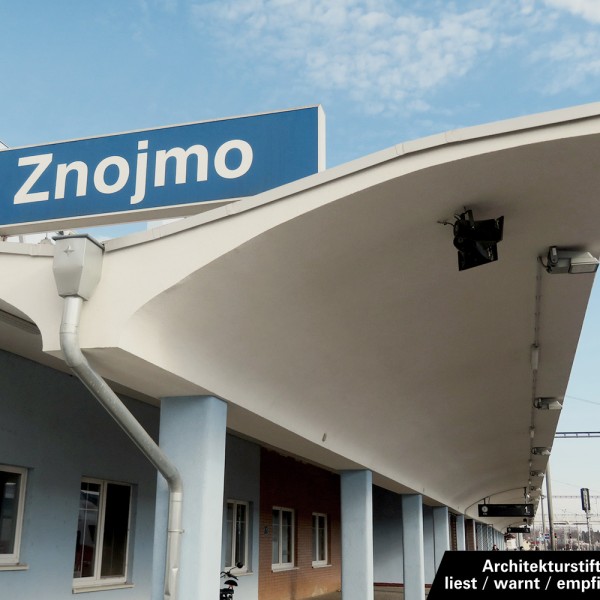 Gechwungenes Dach des Bahnhofs in Znojmo, ORTE-Tagesexkursion
