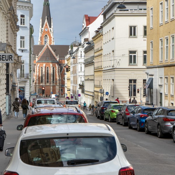 Argentinierstraße Wien mit parkenden Autos 2023