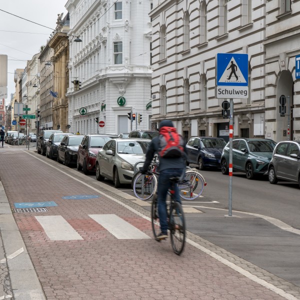 Argentinierstraße Wien öffentlicher Raum mit Fahrradweg und Autos 2023