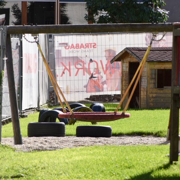 Reifen im Spielgarten der GIP-Kinderbildung Reininghausstrasse