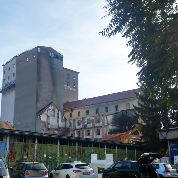 Blick auf hohes Doppelsilo der abgebrannten, teilabgerissenen Rösselmühle, Graz 2023