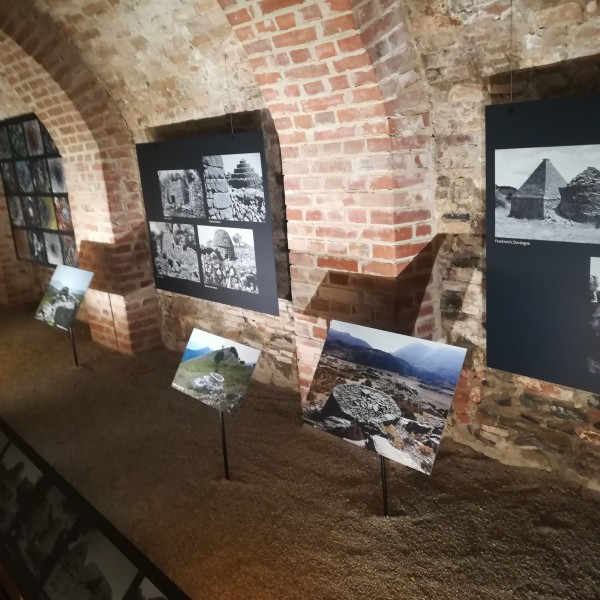 historisches Gewölbe mit Ausstellungsfotografien