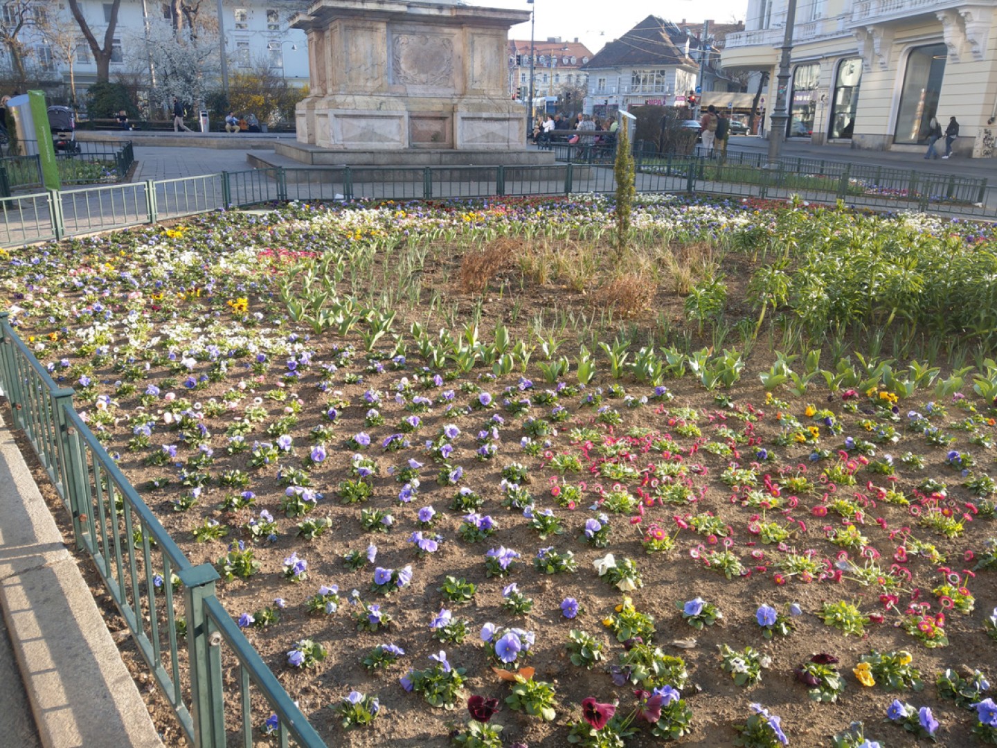 Blumenbeet am Eisernen Tor im Frühjahr